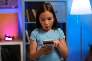 Mengatasi FOMO pada Anak di Era Digital