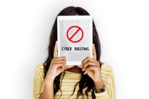 Cara Menjaga Mental Anak dari Ancaman Dunia Maya - Terlepas dari sisi positifnya, dunia digital sering kali meniru perilaku buruk yang kita lihat di dunia nyata. Hal ini kadang bahkan memperburuknya.