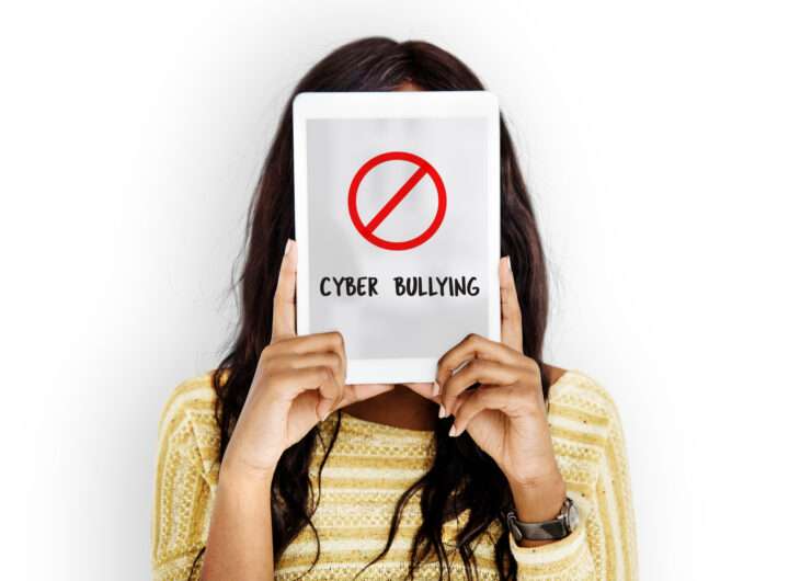 Cara Menjaga Mental Anak dari Ancaman Dunia Maya - Terlepas dari sisi positifnya, dunia digital sering kali meniru perilaku buruk yang kita lihat di dunia nyata. Hal ini kadang bahkan memperburuknya.