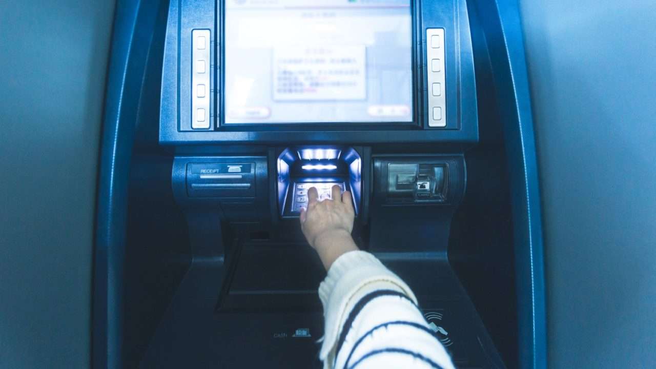 Cara Peretas Menguras ATM Menggunakan Ponsel Anda