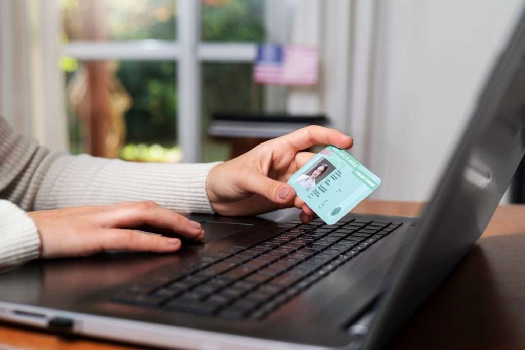 Membedakan Manusia Asli dan Identitas Sintetis