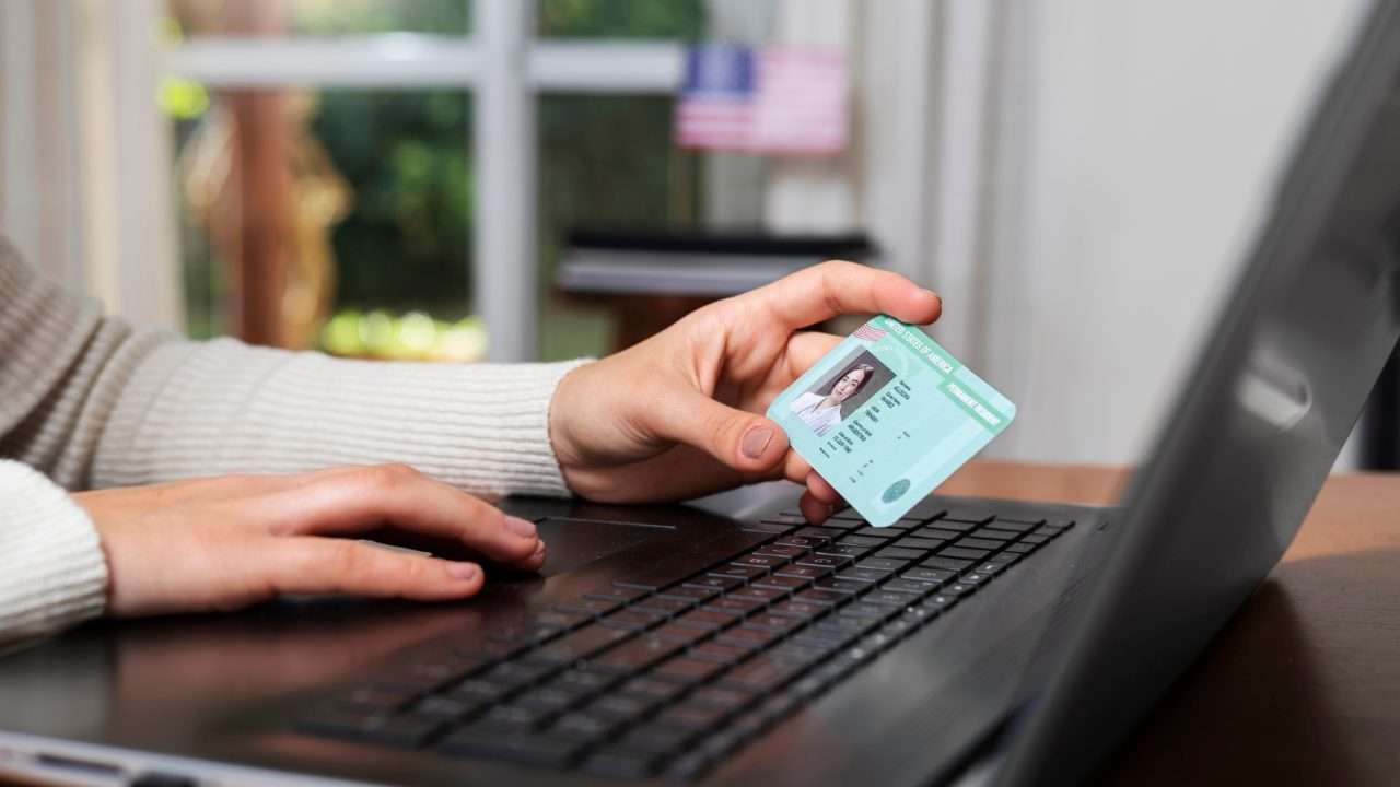 Membedakan Manusia Asli dan Identitas Sintetis