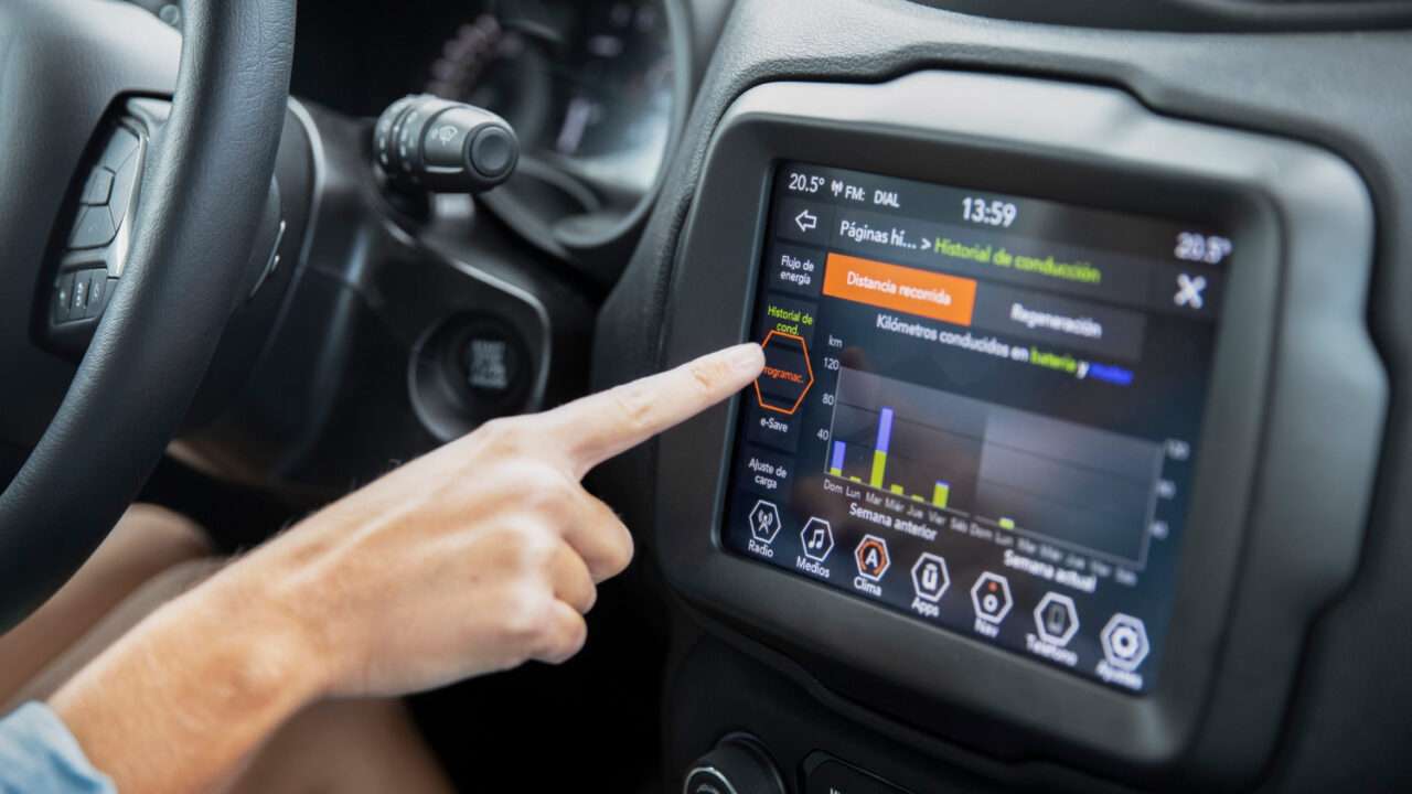Serangan Siber Incar Sistem Infotainment Mobil Android